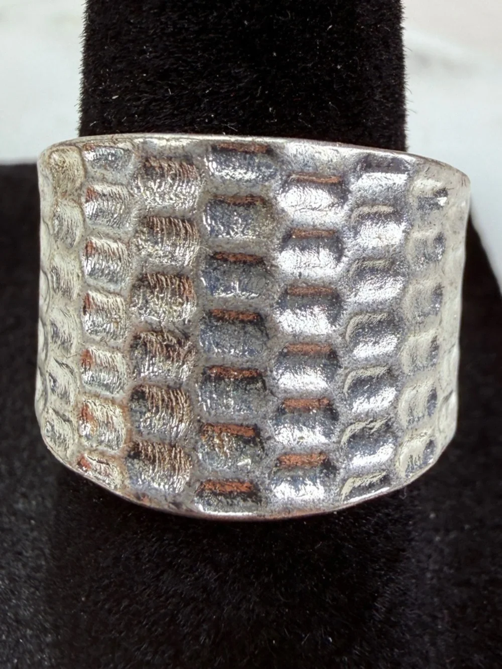 Beautiful Silvertone hammered size 7 3/4 ring